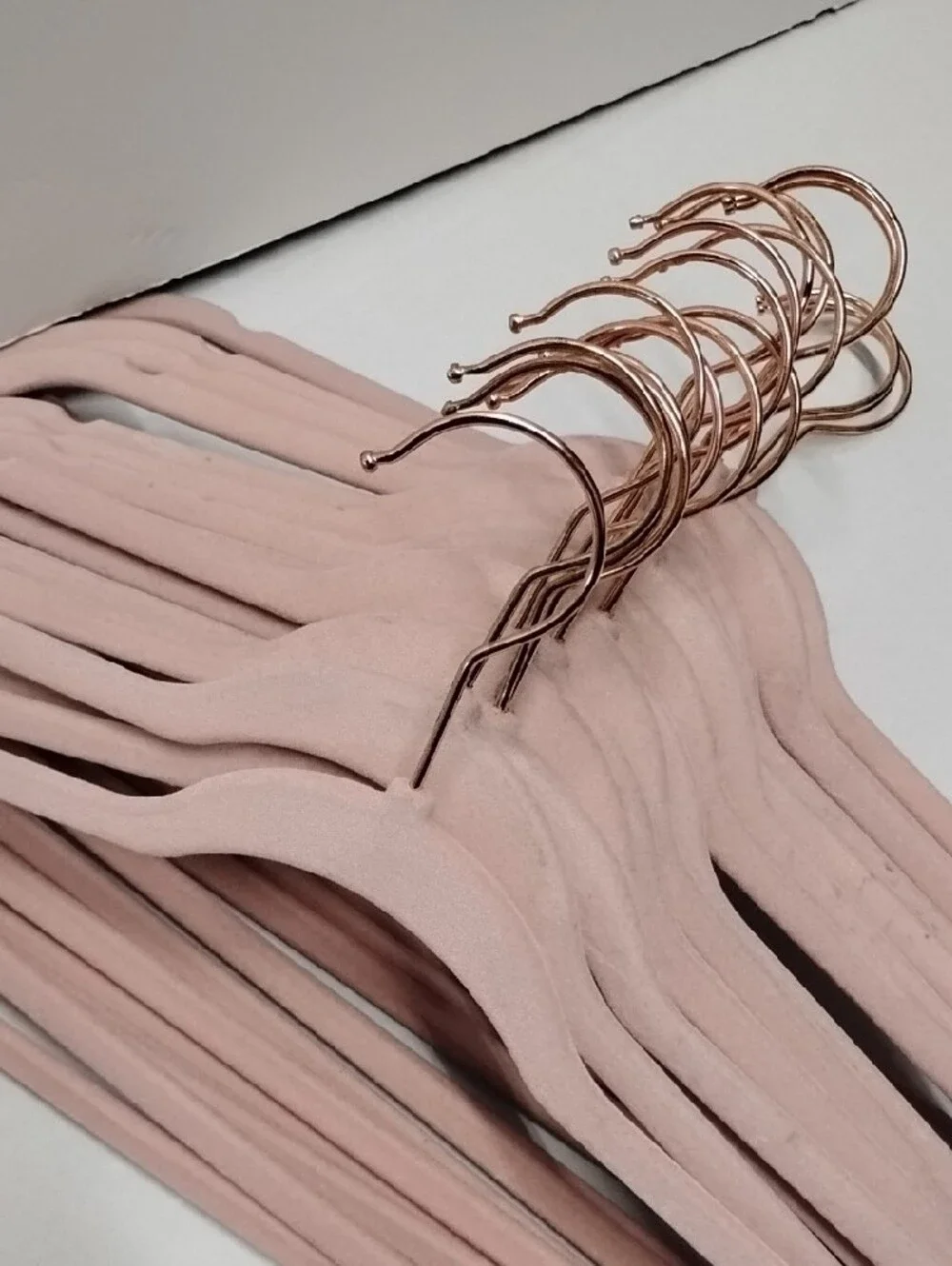 Soft Pink Velvet Women’s Hangers with Rose Gold Hooks 19